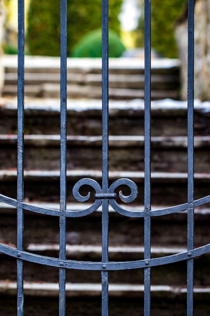 Photo entrée de mur en pierre à un jardin, porte d'entrée fermée de sécurité.