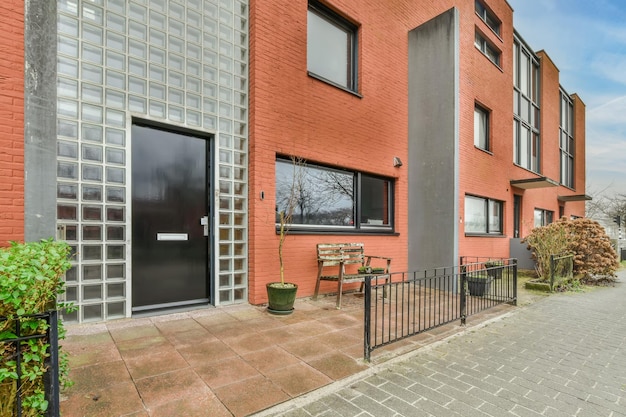 Entrée d'une petite maison résidentielle en brique