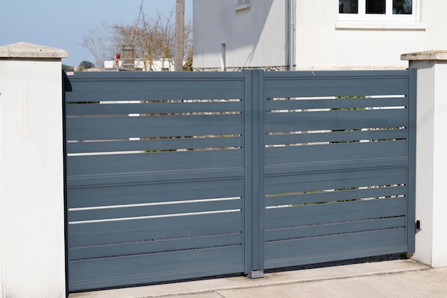 Entrée de porte moderne gris foncé à la nouvelle maison