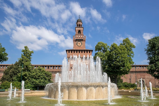 Entrée principale du château des Sforza Castello Sforzesco et fontaine en face de lui Milan Italie