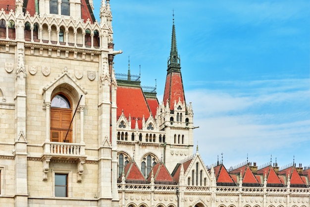 Entrée principale du Parlement hongrois. Budapest. Fragments de bâtiment. Hongrie