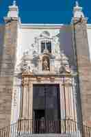 Photo entrée principale à l'église baroque du xve siècle de san miguel arcangel dans la villa de jerez de los caballeros en espagne