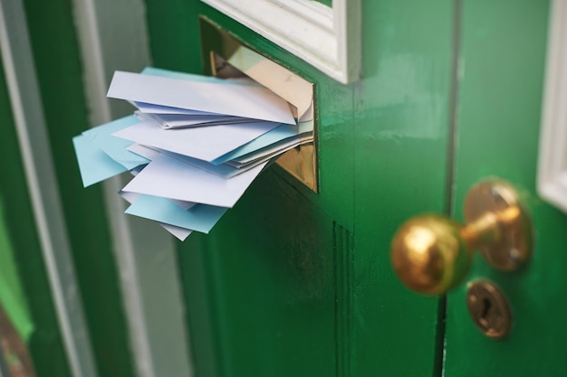 Une entrée remplie d'enveloppes Photo recadrée de lettres dans une boîte aux lettres