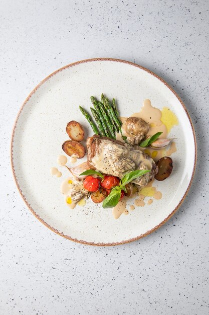 Entrée et salade de poitrine de porc avec Salade verte au poulet et galette salée de jeunes légumes