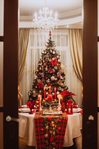 Entrée de la salle avec une table de fête sur fond d'arbre de Noël
