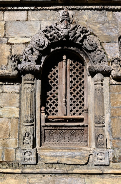 Entrée sculptée dans un temple hindou Pashupatinath au Népal