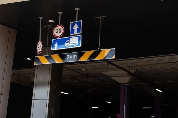 Photo entrée et sortie du garage de stationnement avec barrière de porte