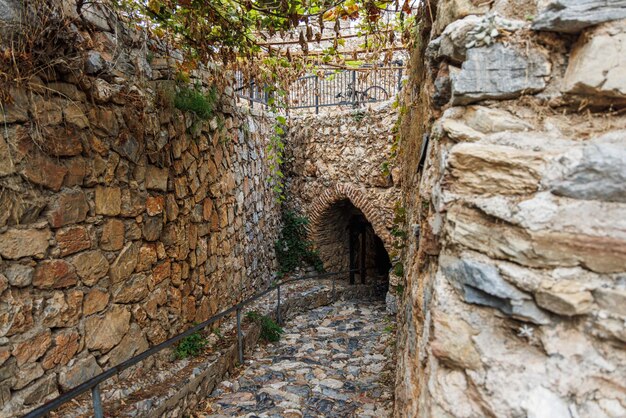 Photo l'entrée de la vieille partie de la ville est à travers le mur de la forteresse