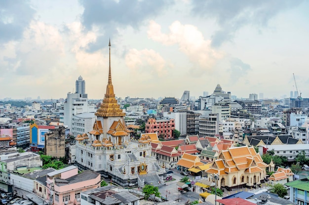 Entrée Wat Traimit au crépuscule à Bangkok Thaïlande temple Traimit situé près de China Town est construit en 1832