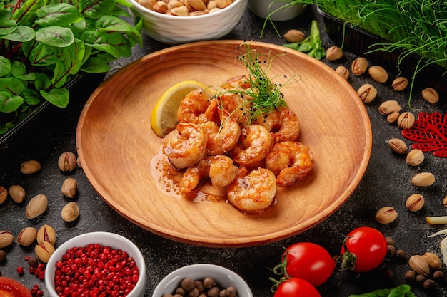 Entrées chaudes Crevettes frites dans une assiette avec micro-légumes et citron