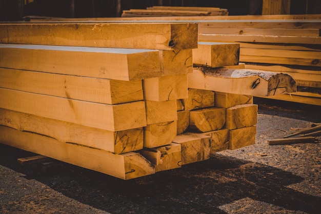 Entrepôt de scierie pour scier des planches sur une scierie à l'extérieur bois bois pile de flans en bois constru