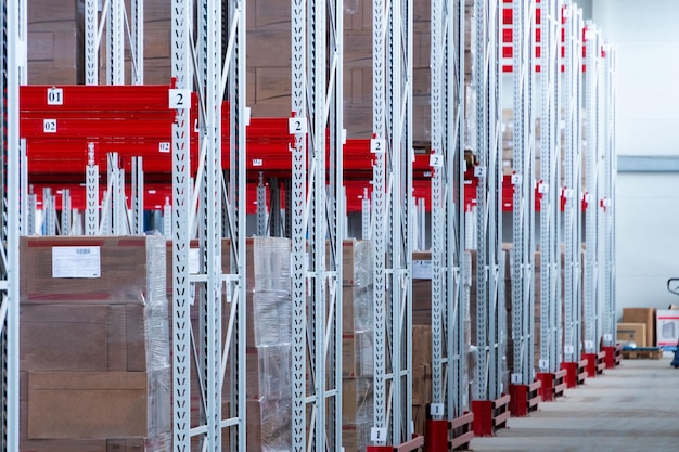 Photo entrepôt de stockage et racks sur lesquels se trouvent des cartons avec des produits finis