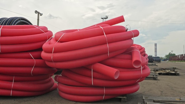 Entrepôt de tuyaux en plastique finis site de stockage extérieur industriel fabrication d'eau en plastique pi