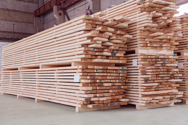 Entrepôt ou usine de sciage de planches de scierie à l'intérieur.