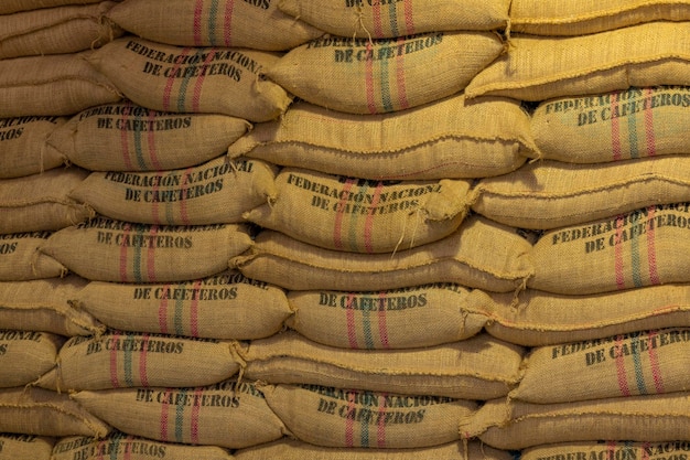 Des entrepôts où se remplissent des sacs de chanvre avec des grains de café la marque de café colombien