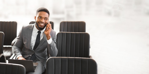 Un entrepreneur afro-américain travaille dans une salle de conférence vide.