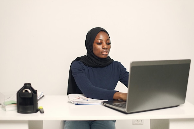 Entrepreneur arabe travaillant sur un ordinateur portable dans son bureau