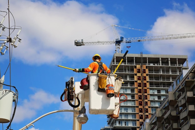 Entrepreneur au travail réparant les lignes électriques