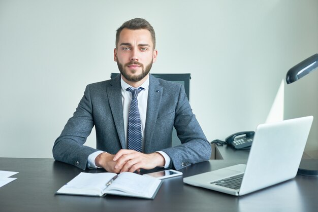 Entrepreneur barbu posant pour la photographie