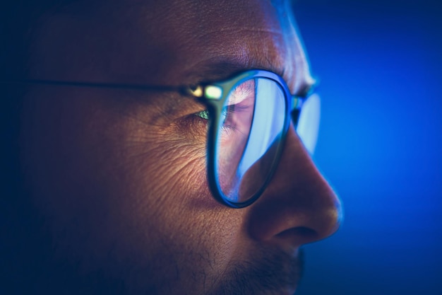 Entrepreneur caucasien concentré avec des lunettes de près