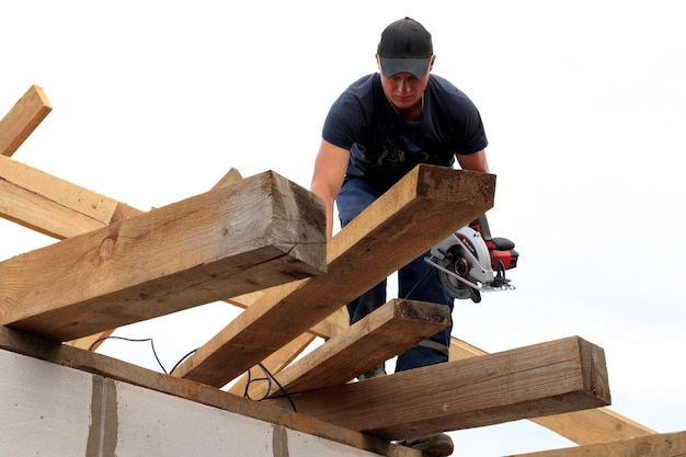 Entrepreneur en construction caucasien dans sa maison en bois de 35 ans, bâtiment à ossature squelette, thème industriel