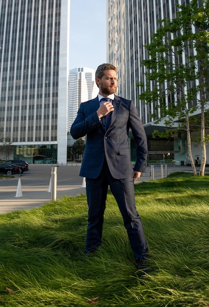 entrepreneur en dehors du bureau. mode formelle masculine. PDG professionnel mal rasé. toute la longueur. homme d'affaires mature en tenue de soirée. la réussite des entreprises. homme prospère en costume professionnel.