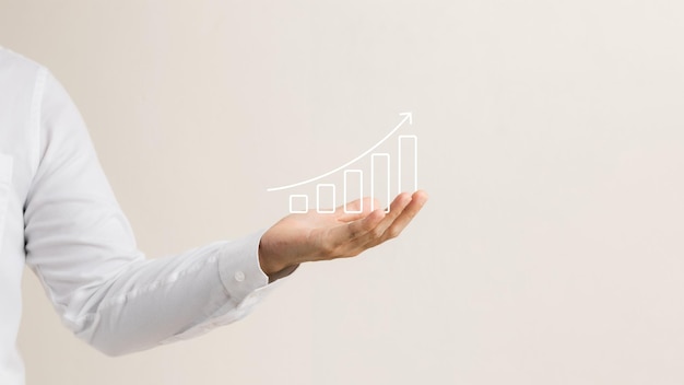 Entrepreneur détenant un graphique virtuel analyse graphique de la croissance de l'entreprise et de l'investissement planification stratégique pour augmenter les bénéfices des ventes plan d'affaires à long terme