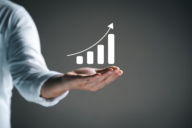 Entrepreneur détenant un graphique virtuel analyse graphique de la croissance de l'entreprise et de l'investissement planification stratégique pour augmenter les bénéfices des ventes plan d'affaires à long terme