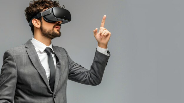 L'entrepreneur élabore des stratégies d'affaires pour stimuler la croissance et le succès avec ambition et vision avec des lunettes de soleil de réalité virtuelle