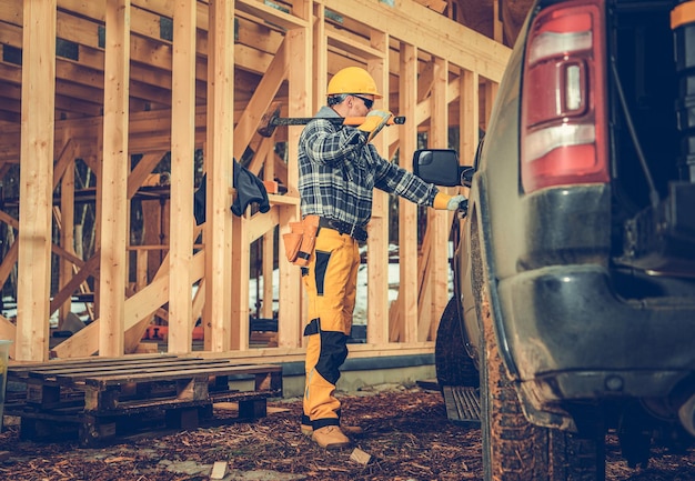 L'entrepreneur avec le grand marteau et le chantier