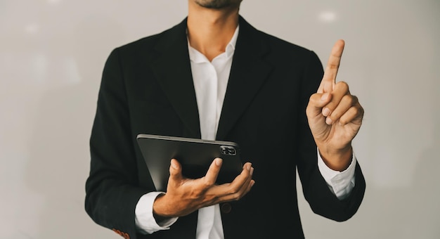 Entrepreneur Un homme d'affaires et une femme d'affaires asiatiques discutent d'un nouveau projet d'entreprise sur une tablette dans un bureau moderne.