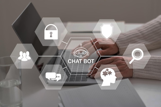 Entrepreneur indépendant d'une femme mûre méconnaissable utilisant un chatbot sur un ordinateur portable
