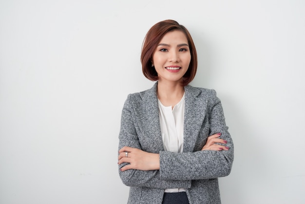 Entrepreneur jeune femme asiatique, bras de femme d'affaires croisés sur blanc