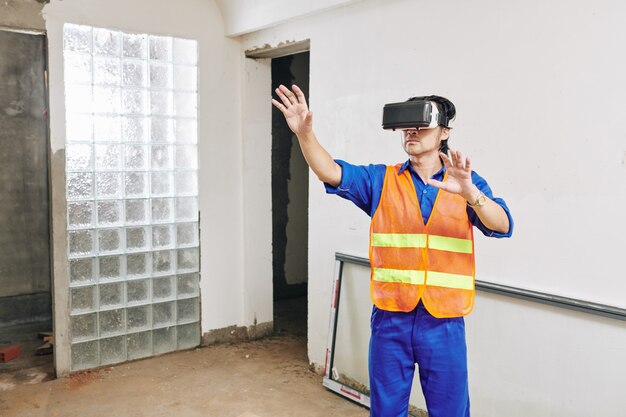 Entrepreneur en lunettes de réalité virtuelle