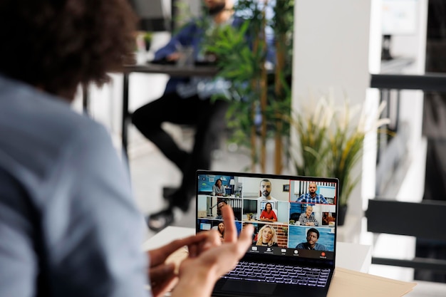 Entrepreneur menant une réunion virtuelle avec une équipe de start-up par vidéoconférence