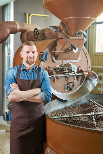 Entrepreneur moderne posant dans une torréfaction de café