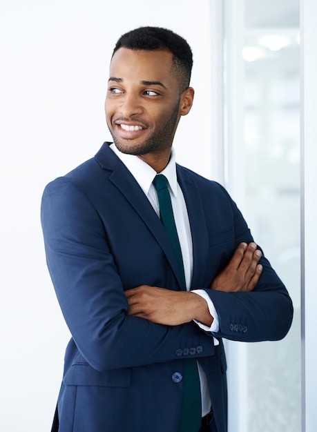 Entrepreneur noir pensant et confiant dans les idées avec les bras croisés et choix de carrière en banque d'investissement Broker financier fier et banquier africain dans une institution d'entreprise avec le sourire et la décision