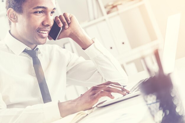 Photo entrepreneur noir travaillant au bureau tonique