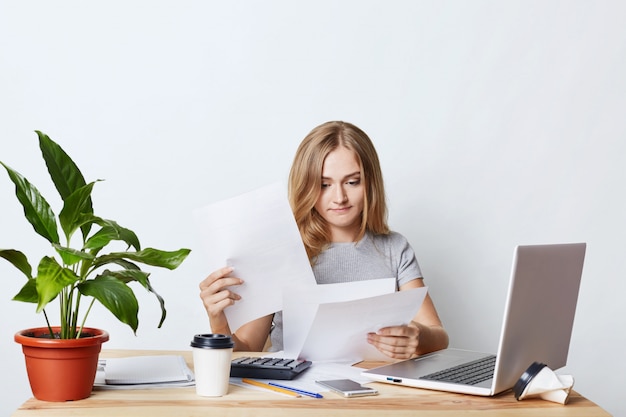 Entrepreneur occupé à la recherche de documents