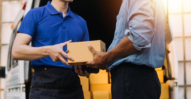 Photo entrepreneur de petite entreprise de démarrage d'une femme asiatique indépendante à l'aide d'un ordinateur portable avec boîte succès joyeux femme asiatique sa main lève la boîte d'emballage de marketing en ligne et livraison concept d'idée pme