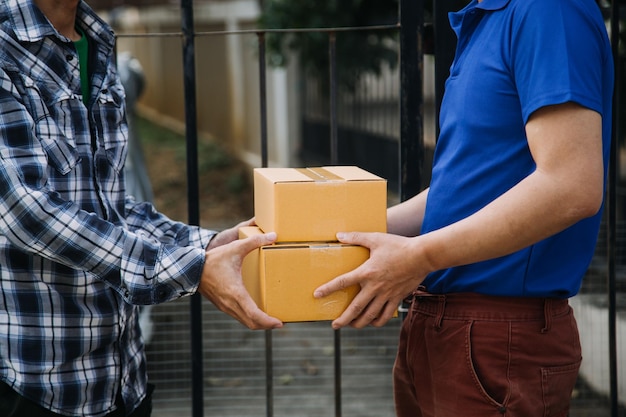 Entrepreneur de petite entreprise de démarrage d'une femme asiatique indépendante à l'aide d'un ordinateur portable avec boîte Succès joyeux femme asiatique sa main lève la boîte d'emballage de marketing en ligne et livraison concept d'idée PME