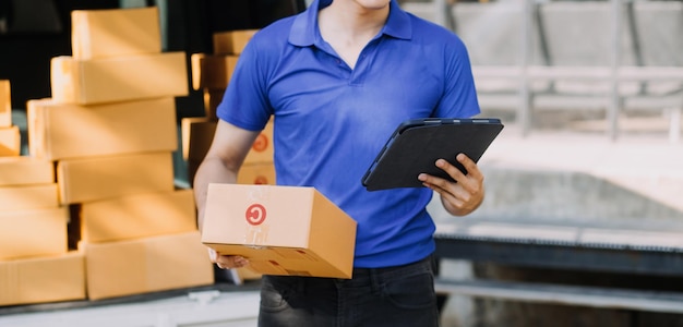 Entrepreneur de petite entreprise en démarrage ou femme asiatique indépendante à l'aide d'un ordinateur portable avec boîte