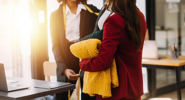 Entrepreneur de petite entreprise PME femme indépendante travaillant au bureau à domicile BOXtablette et ordinateur portable marketing en ligne livraison d'emballages concept de commerce électronique au bureau à domicile