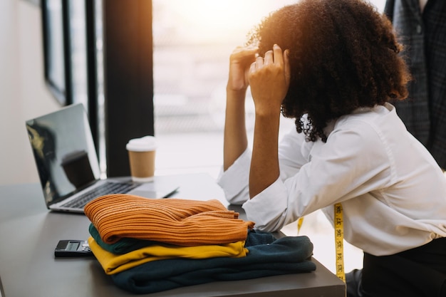 Entrepreneur de petite entreprise PME femme indépendante travaillant au bureau à domicile BOXtablette et ordinateur portable marketing en ligne livraison d'emballages concept de commerce électronique au bureau à domicile