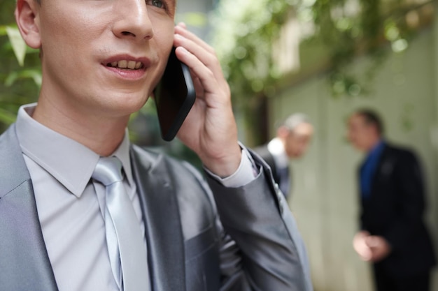 Entrepreneur prenant le téléphone