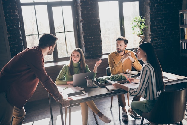 Entrepreneur professionnel briefing hommes femmes se réunissent bureau bureau assis