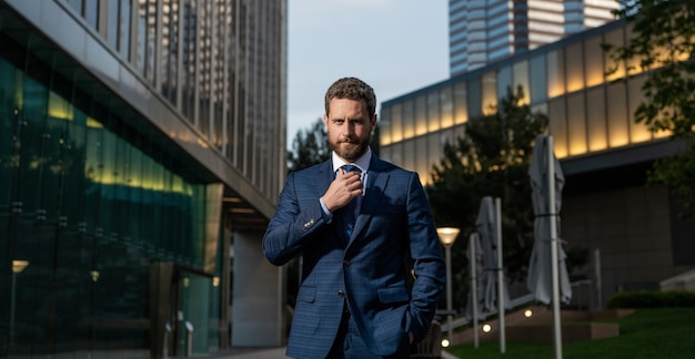 Entrepreneur sérieux en costume à l'extérieur du bureau