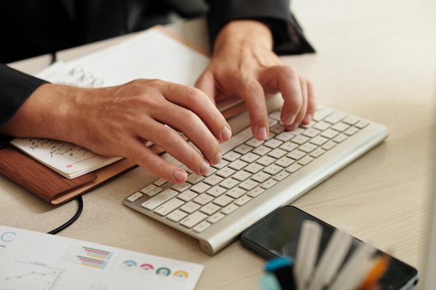 Entrepreneur tapant sur le clavier