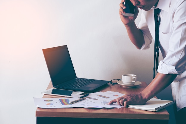 Photo entrepreneur travaillant au téléphone dans un bureau au bureau