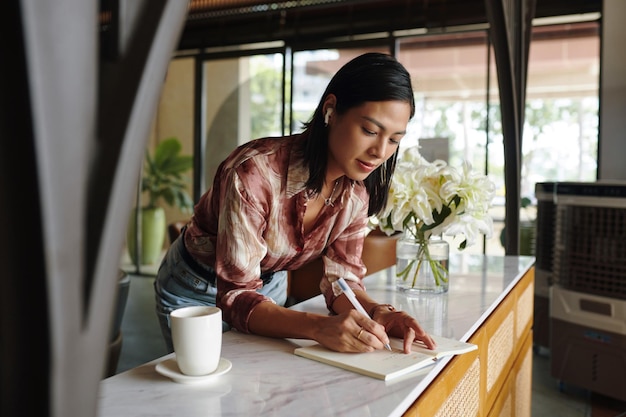 Une entrepreneure qui prend son café du matin.